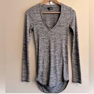 Aritzia Wilfred Free Size SMALL Heathered Gray Long Sleeve V-Neck Back Slit Top‎